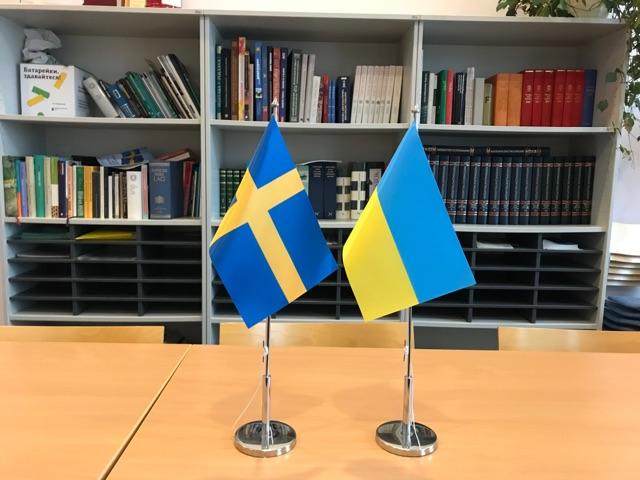 九游体育下载-国旗太像的缘故?乌克兰瑞典两国球迷友谊地久天长